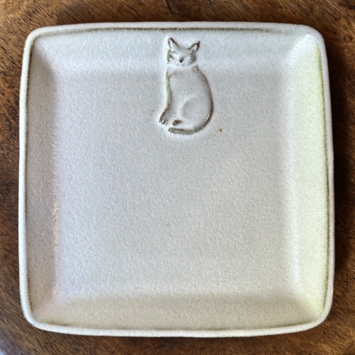 Yo窯　白猫の角皿（おすわり）