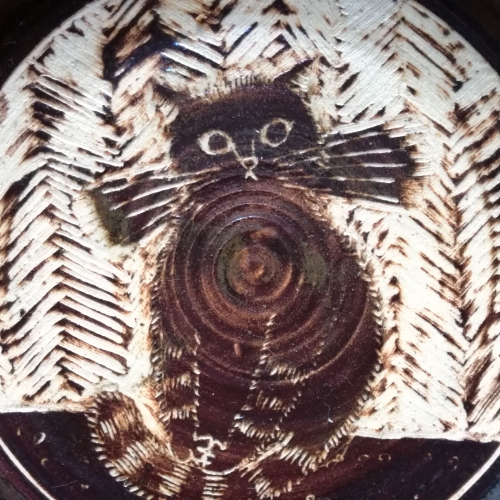 コンガリ舎新作　猫彫絵皿「いつも一緒に」（直径16cm・縁クロス柄）