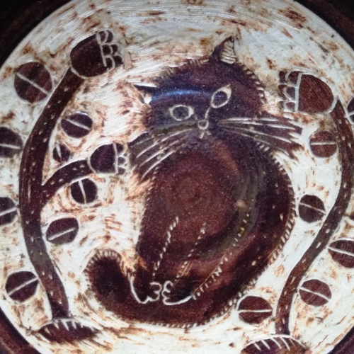 コンガリ舎新作　猫彫絵皿「いつも一緒に」（直径16cm・縁ドット柄）