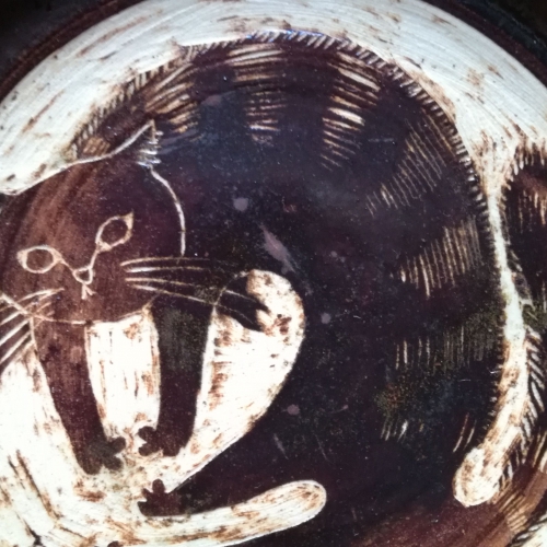 コンガリ舎新作　猫彫絵皿「いつも一緒に」（直径16cm・のび）