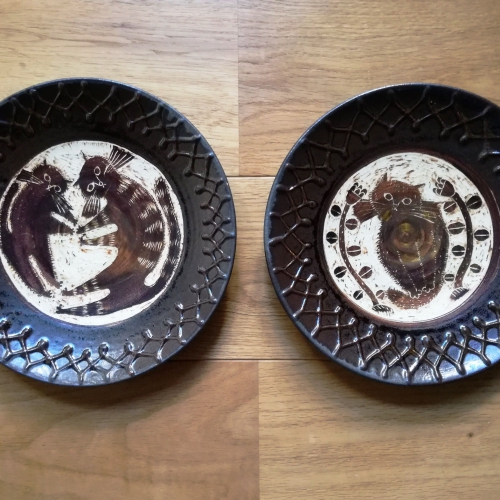 コンガリ舎新作　猫彫絵皿「いつも一緒に」（直径20cm）