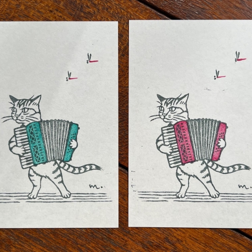 上野昌子　手刷りカード　アコーディオン猫（赤・緑）
