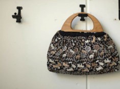 木の持ち手の刺繍バッグ