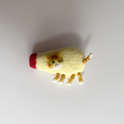 うりぼうやフェルト作品　マヨにゃ～のブローチ