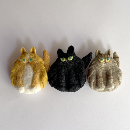 うりぼうやフェルト作品　長毛猫のブローチ