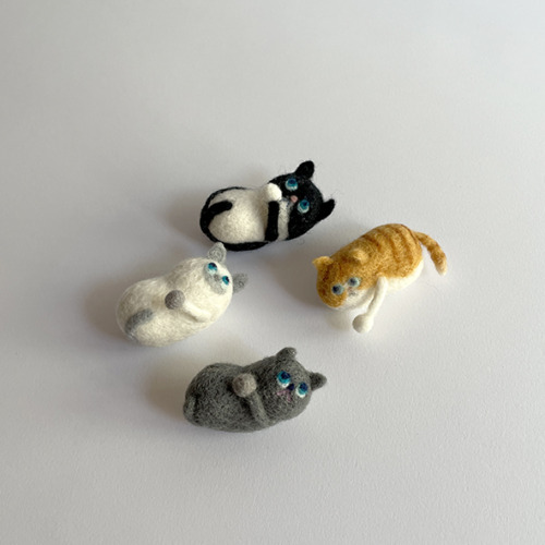 うりぼうやフェルト作品　猫ブローチ