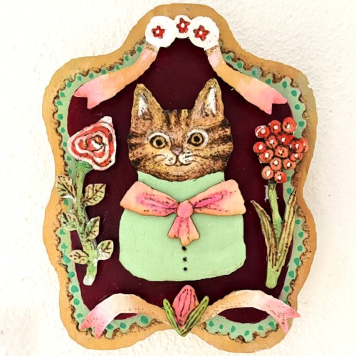 米増由香レリーフ作品「スカーフねこ」