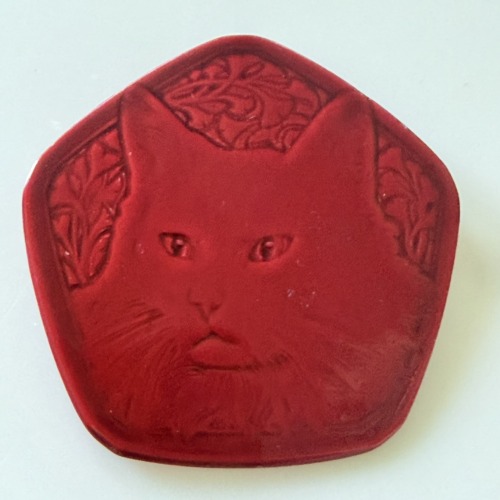 ヴィンテージ　エナメルブローチ　猫顔（深紅）