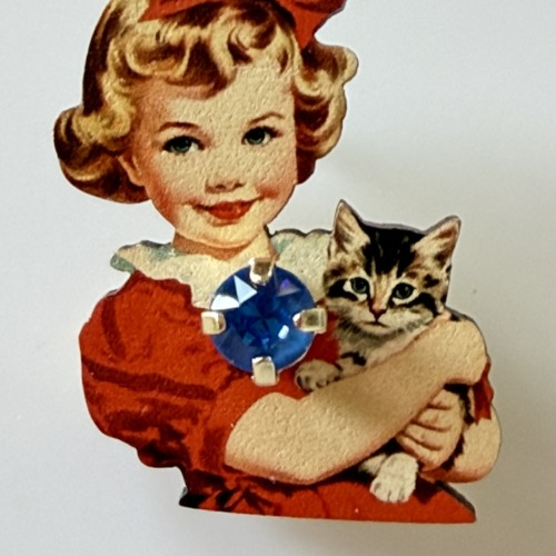 Airis　女の子と猫のブローチ　bonheur（幸福）